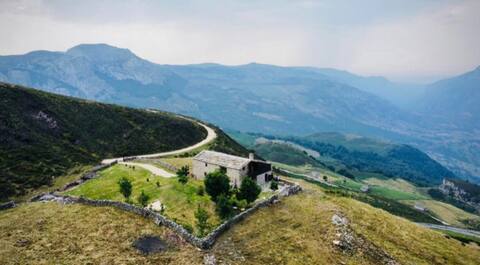 Pasiega cabin in a natural setting