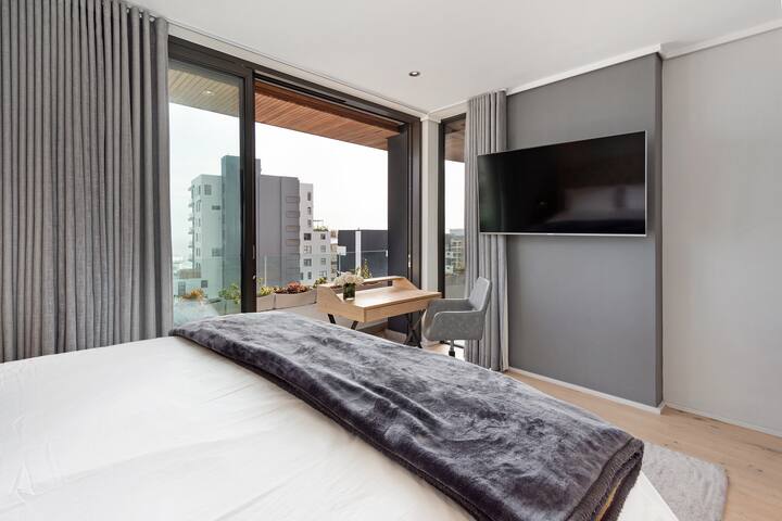 Vibrant Living in the heart of Sea Point (Apt 702) gallery image 2