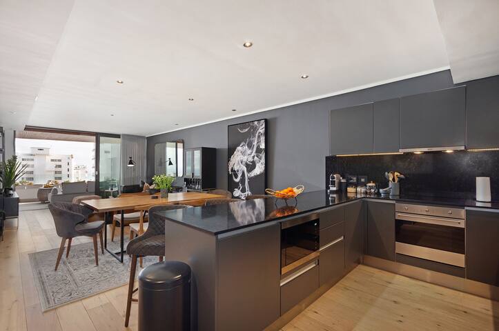 Vibrant Living in the heart of Sea Point (Apt 702) gallery image 3