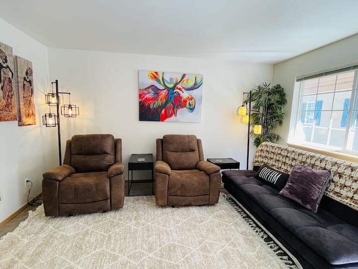 Cozy Bavarian 2BR Cottage with Hot Tub, BBQ & AC Townhouses for Rent