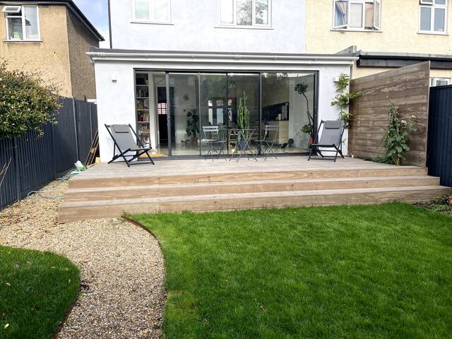 Welcoming 3 bedroom house with garden + parking. gallery image 3