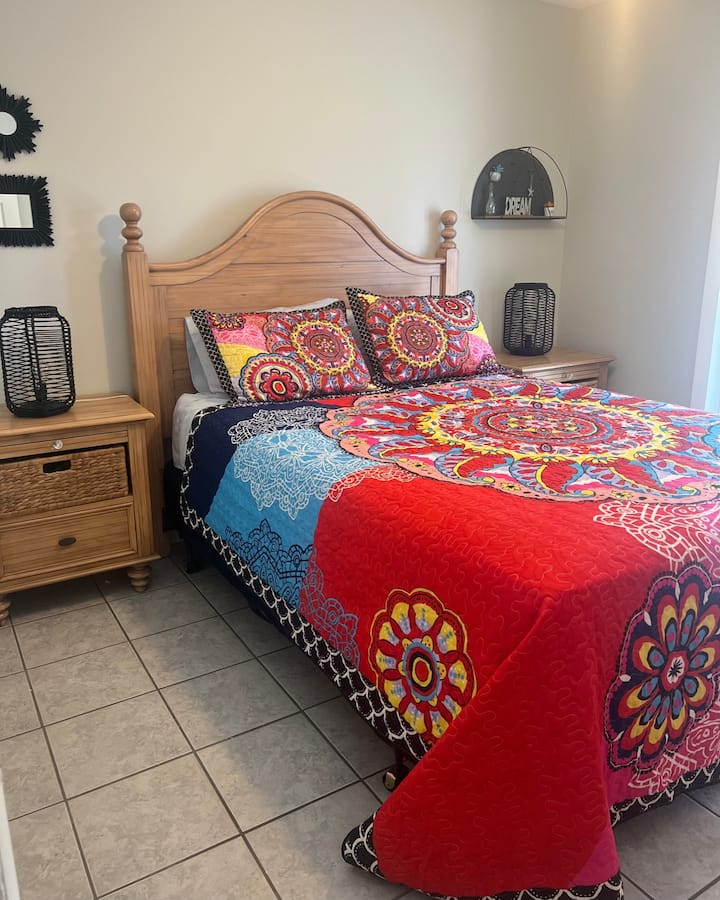 غرفة نوم بحجم كوين مع باب إلى حمام السباحة