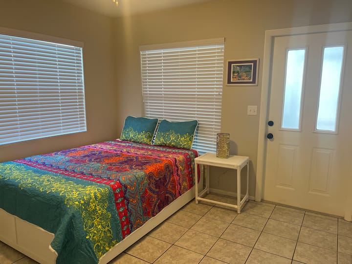 غرفة نوم بحجم كوين مع باب إلى شاشة في الفناء مع 2 كرسي هزاز وباب إلى الفناء الخلفي. التوأم تراندل كذلك. 