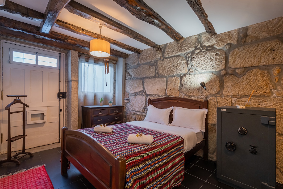 غرفة مزدوجة مع حمام كامل ونوافذ مزدوجة وتكييف هواء.