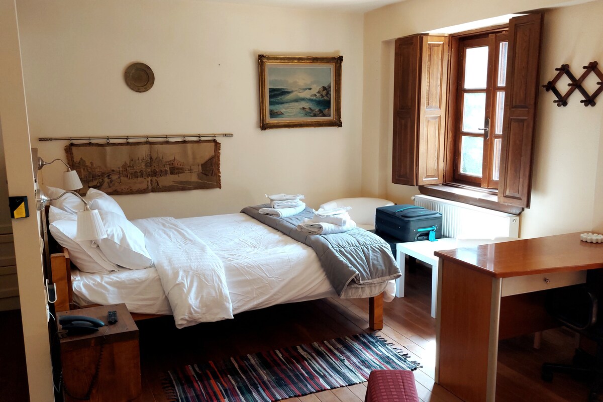 套房：床区、带景观的窗户、书桌。