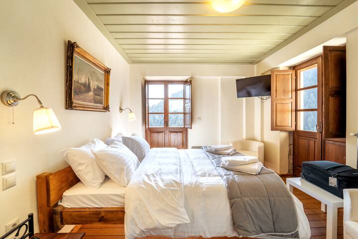 إطلالة كبيرة على غرفة نوم