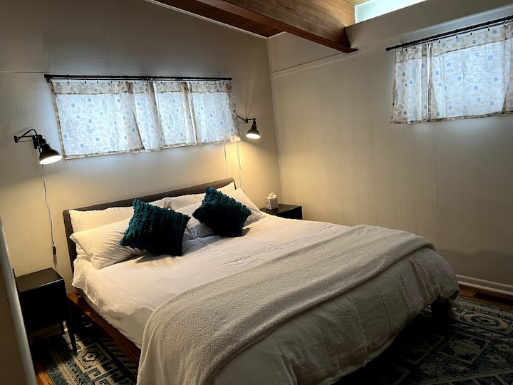 Chambre. Cadre de lit King Thuma californien et matelas hybride confortable.