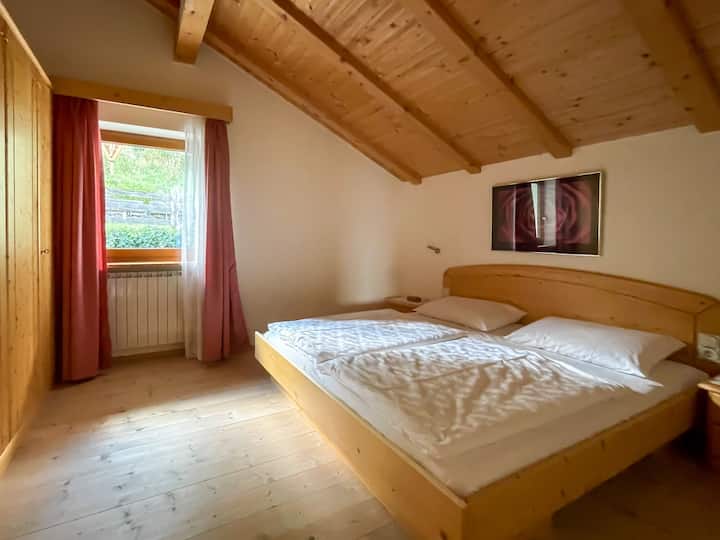 ห้องนอนเฟอร์นิเจอร์พื้นและชั้นบนสุดทำจากไม้ท้องถิ่นหญ้าบ้าคุณภาพสูงระแนงปรับระดับได้เครื่องนอนคุณภาพดี