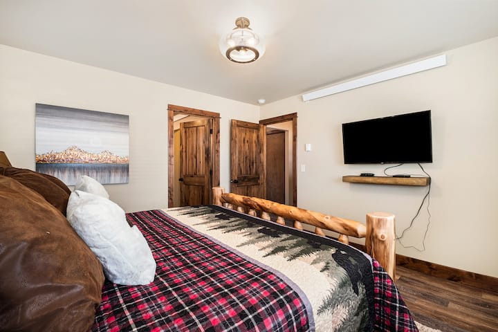 La camera padronale al piano principale.