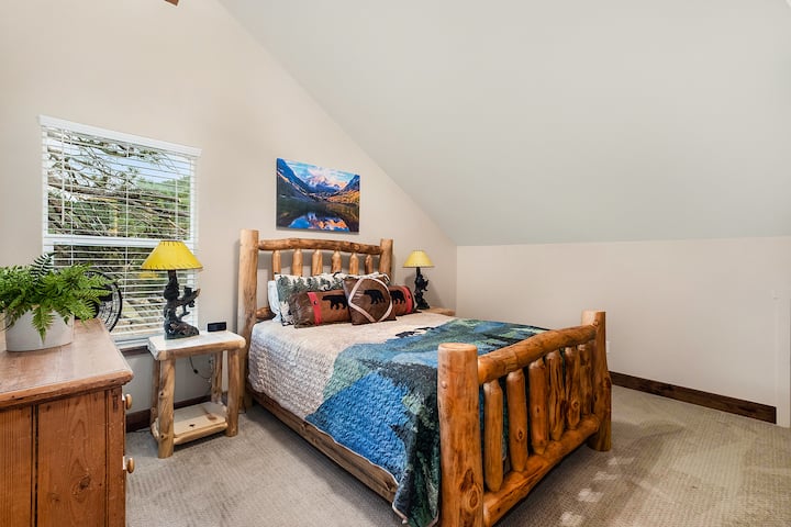 Una camera da letto matrimoniale al piano superiore.