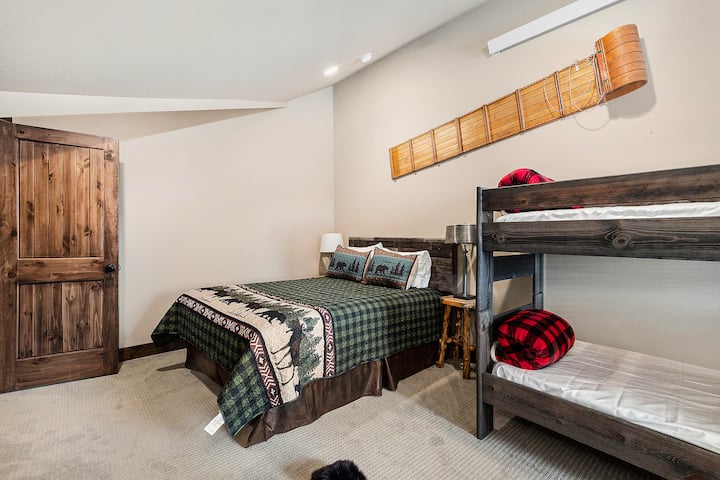 La seconda camera da letto al piano superiore con letti a castello e un letto matrimoniale.