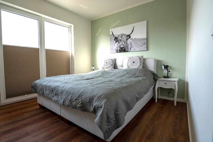 Голямото пружинно легло гарантира добър сън, шкафовете вземат багажа ви и можете да се съсредоточите върху максималната релаксация!