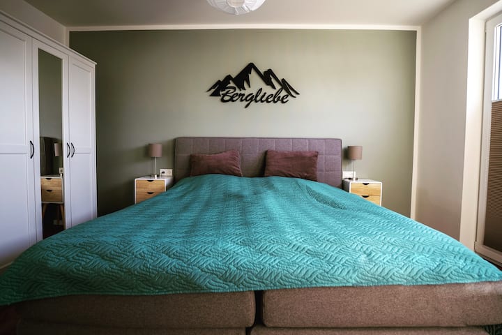 Удобни пружинни легла и шкафове с достатъчно място за съхранение - при поискване, вкл. Изглед към езерото от леглото ;-)