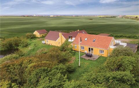 Spacious 7 bedroom holiday home with sea view