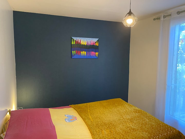 ห้องนอน 1 ประกอบด้วยเตียงคู่ขนาด 140 ซม.