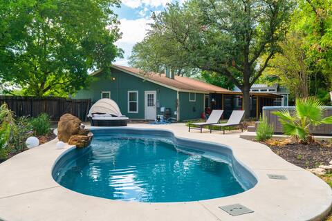 Mins to Domain -Newly Reno Home -Pool + Pool Table