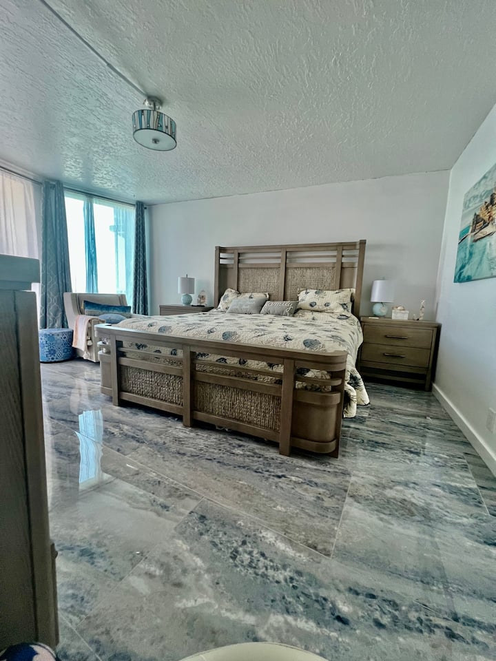 Cama Máster King com quarto privativo e grande armário. Vista para o mar