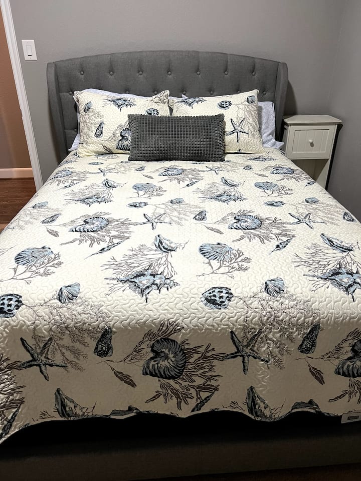 Spavaća soba s udobnim bračnim krevetom i ugradbenim ormarom.