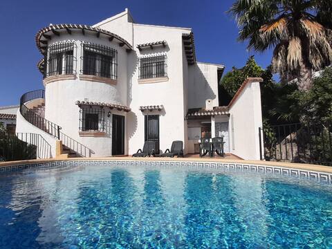 Cheerful villa with pool and spectacular view