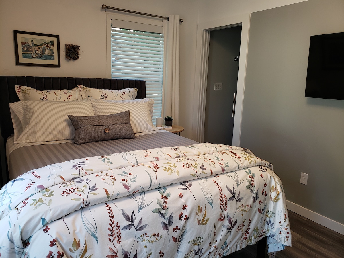 标准双人床，配有高支高密棉质床单和羽绒被。