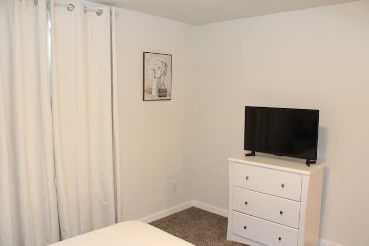 Chumba cha kulala #2

32 katika televisheni mahiri, droo 3