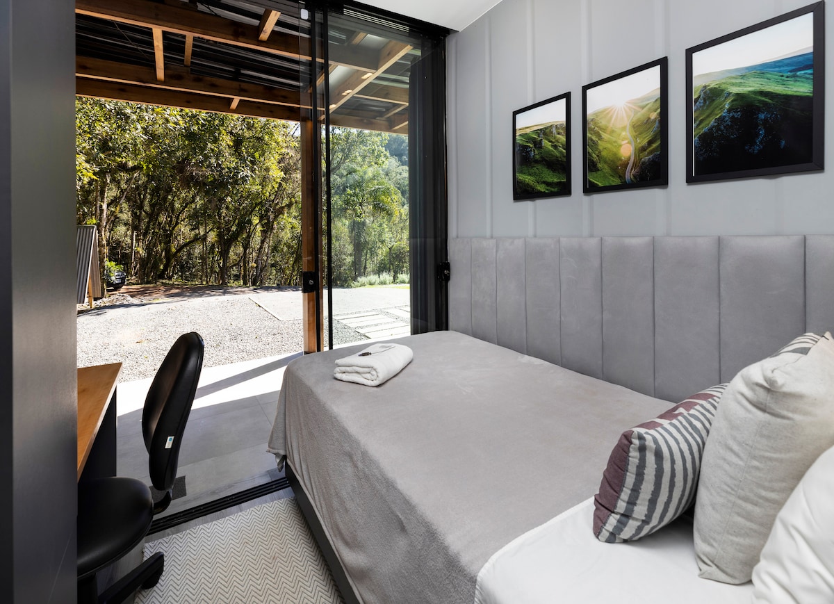 Единична стая с ексклузивно домашно офис пространство 