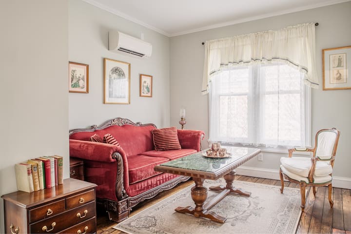 Armistead House - Room 202 (2nd Floor Suite) - Williamsburg, VA