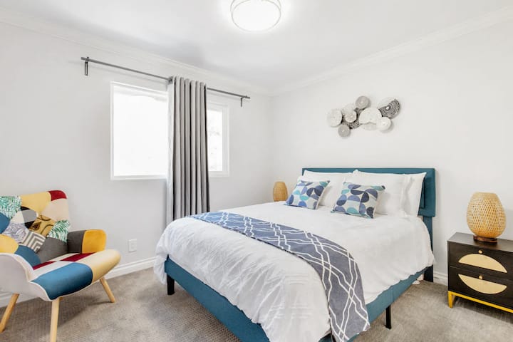 Habitación 2 (Queen): el sueño tranquilo te espera en nuestro tranquilo dormitorio queen.