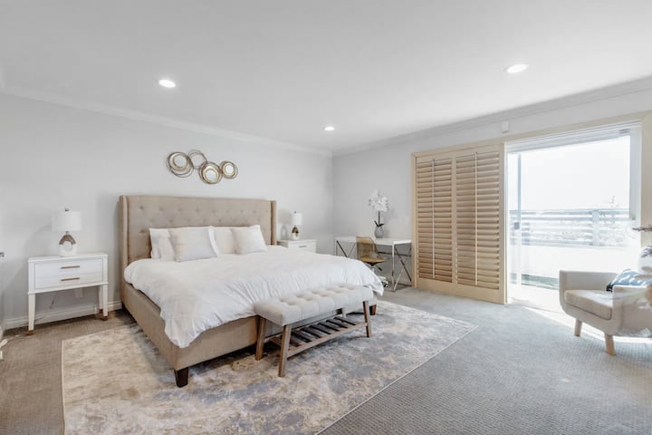 Dormitorio principal 1: lujosa suite principal con cama tamaño king para mayor comodidad.