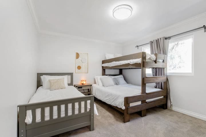 Dormitorio 4 (literas): litera divertida y acogedora, ideal para niños o amigos.