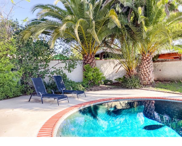 10 min drive to Universal City! Family spot!