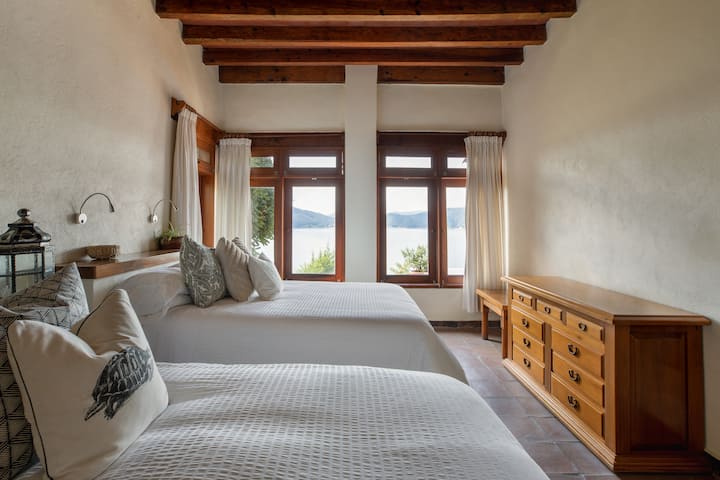 Recamara No. 4 con cama matrimonial y cama individual, baño propio ubicada en planta baja