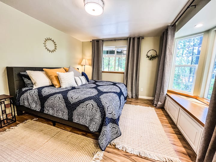 Dhomë gjumi me një krevat dopio "king" dhe dritare në gji.