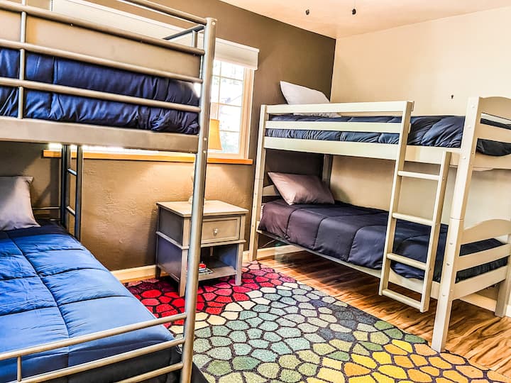 Dhomë marinari me 2 krevate marinari: 1 krevat dopio dhe 1 krevat dopio me trungje (flenë gjithsej 5 persona).