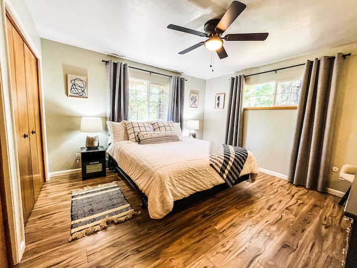 Dhomë gjumi në katin e sipërm me krevat dopio "King" dhe televizor.