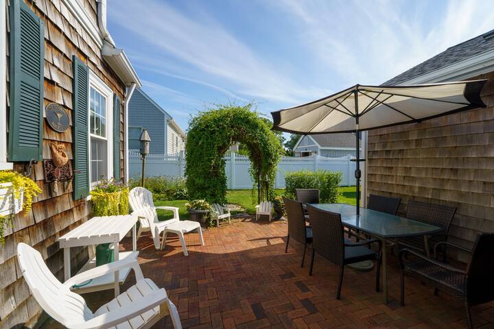 Colonel John’s Classic New England Cape gallery image 4