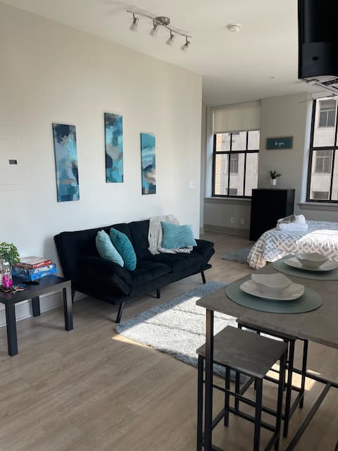 Popular Airbnb listing: Downtown Studio apt with rooftop pool & amenities in Downtown