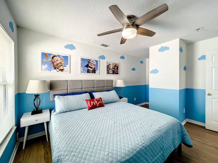 Во спалната соба бр. 4 има брачен кревет (широк 150-179 см) во забавен простор инспириран од „Приказни приказни за играчките“ со каприциозни ѕидови од облаци и разигран декор совршен за деца или млади по душа!