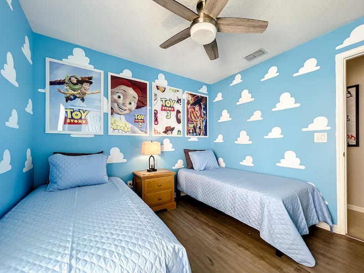 Спална соба бр. 2 со 2 двокреветни кревета, декорирана во забавна тема „Приказна за играчките“.