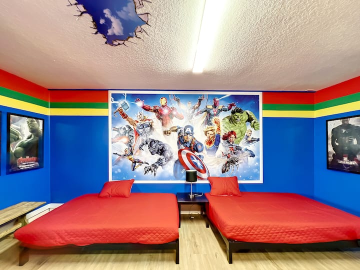 Во спалната соба бр. 5 има 2 кревета во целосна големина во тема за суперхерои на Marvel, совршена за обожаватели од сите возрасти!