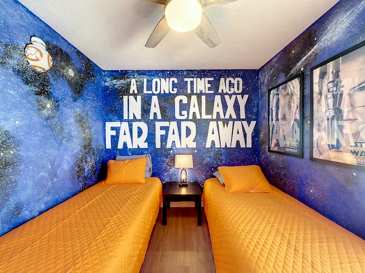 Во спалната соба бр. 3 има 2 двокреветни кревета и е украсена со забавна тема „Војна на ѕвездите“