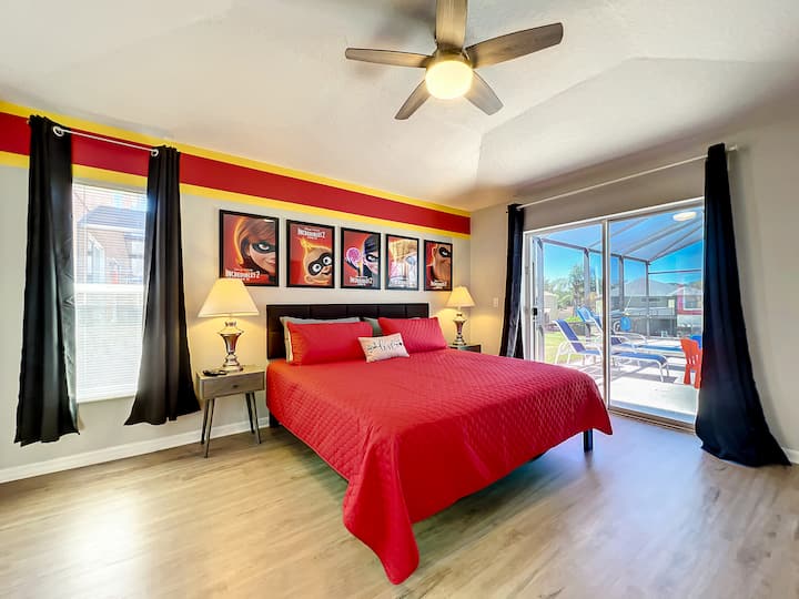 Спална соба бр. 1 со брачен кревет (широк 150-179 см), прекрасно украсена со тема за цртани филмови „Неверојатни“.