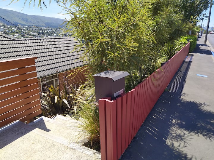 Sunny  house close to Roslyn Village.