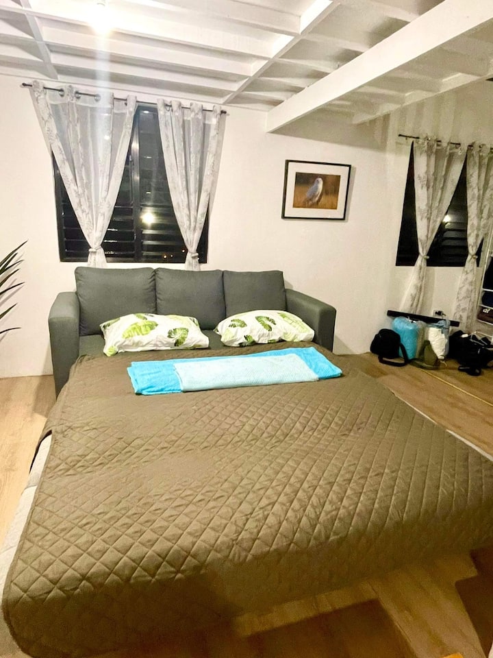 2 გასაშლელი დივანი, რომელიც შეიძლება განთავსდეს, როგორც დიდი საწოლი, რომელიც შესაფერისია 2 პაქსისთვის :)