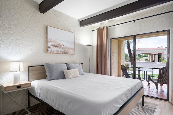 E lehtë dhe e ndritshme, por perdet e errëta ofrojnë një gjumë të shkëlqyer gjatë natës!