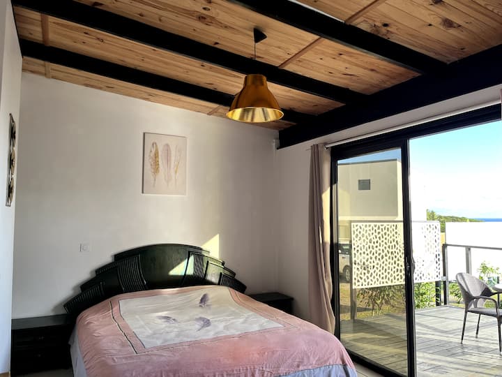 Საძინებელი 2 კონდიცირებული, დიდი ზომის საწოლი, სათავსო სამოგზაურო ან სპორტული ბიზნესისთვის.