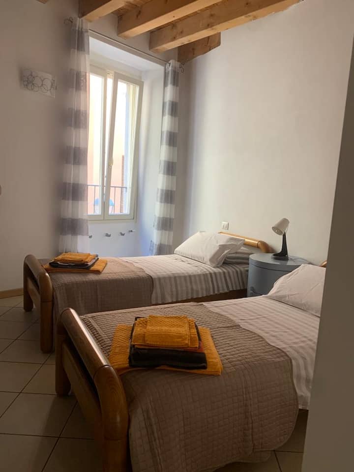 卧室配有单人床，您可以加入双人床