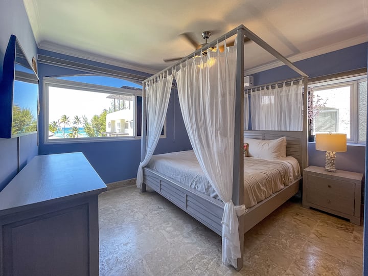 Lit king size avec océan et salle de bain attenante 