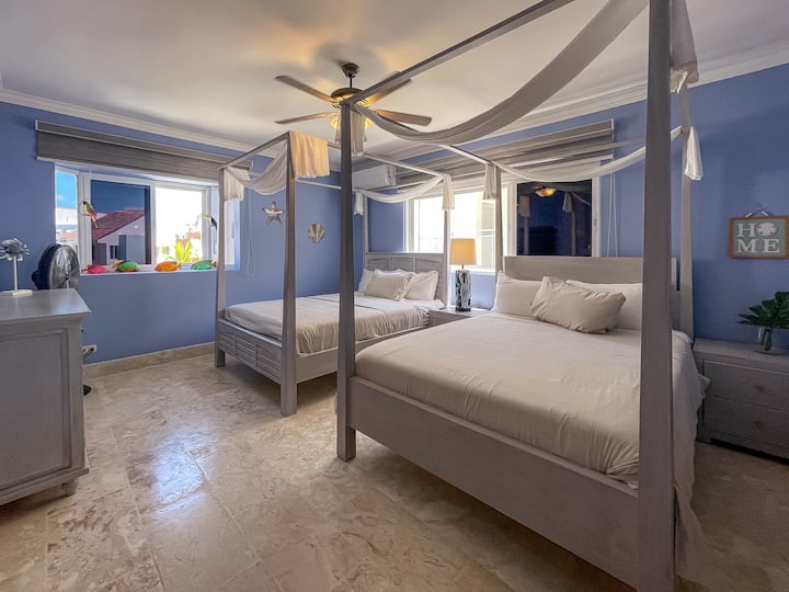 2 lits Queen Size avec salle de bain attenante et télévision