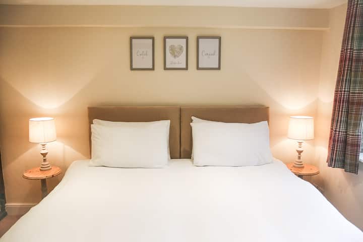 Casa de campo Kestrel: casas rurales en el lago en Cwm Chwefru